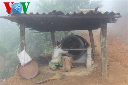 Nay bà con không phải sao chè thủ công bằng chảo như trước, mà đã đầu tư để lắp đặt lò sao chè Nay bà con không phải sao chè thủ công bằng chảo như trước, mà đã đầu tư để lắp đặt lò sao chè