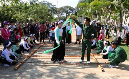 Múa Sạp tại Lễ hội. Ảnh: Hồng Điệp - TTXVN Du khách thưởng thức ẩm thực tại Lễ hội. Ảnh: Hồng Điệp - TTXVN Múa Sạp tại Lễ hội. Ảnh: Hồng Điệp - TTXVN Du khách thưởng thức ẩm thực tại Lễ hội. Ảnh: Hồng Điệp - TTXVN