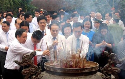 Các đại biểu và nhân dân dâng hương tưởng nhớ Tổ Mẫu Âu Cơ. Ảnh: Trung Kiên - TTXVN Các đại biểu và nhân dân dâng hương tưởng nhớ Tổ Mẫu Âu Cơ. Ảnh: Trung Kiên - TTXVN