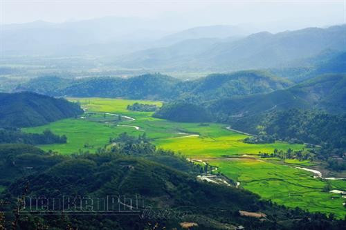 Thung lũng mây trên đỉnh đèo Pha Đin. Khung cảnh thanh bình trên cánh đồng Mường Thanh. Ảnh: V.T.C Bản của người Khơ Mú (xã Keo Lôm, huyện Điện Biên Đông). Ảnh: V.T.C Một góc thị xã Mường Lay. Ảnh: V.T.C Thung lũng Nậm Cổ Hú (xã Thanh Nưa, huyện Điện Biên). Ảnh: V.T.C Mùa hoa ban nở. Ảnh: V.T.C Đây là loại hoa đặc trưng ở vùng Tây Bắc. Ảnh: V.T.C Hoa ban tràn ngập khắp bản làng Điện Biên. Ảnh: V.T.C Vẻ đẹp tinh khiết, mong manh của hoa ban làm say đắm lòng người. Ảnh: V.T.C Hoa ban ngợp trên phố. Ảnh: V.T.C Loài hoa trắng này gắn với câu chuyện về một tình yêu bất tử nơi núi rừng. Ảnh: V.T.C Thung lũng mây trên đỉnh đèo Pha Đin. Khung cảnh thanh bình trên cánh đồng Mường Thanh. Ảnh: V.T.C Bản của người Khơ Mú (xã Keo Lôm, huyện Điện Biên Đông). Ảnh: V.T.C Một góc thị xã Mường Lay. Ảnh: V.T.C Thung lũng Nậm Cổ Hú (xã Thanh Nưa, huyện Điện Biên). Ảnh: V.T.C Mùa hoa ban nở. Ảnh: V.T.C Đây là loại hoa đặc trưng ở vùng Tây Bắc. Ảnh: V.T.C Hoa ban tràn ngập khắp bản làng Điện Biên. Ảnh: V.T.C Vẻ đẹp tinh khiết, mong manh của hoa ban làm say đắm lòng người. Ảnh: V.T.C Hoa ban ngợp trên phố. Ảnh: V.T.C Loài hoa trắng này gắn với câu chuyện về một tình yêu bất tử nơi núi rừng. Ảnh: V.T.C