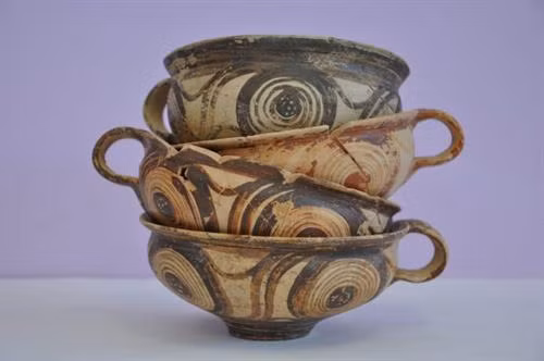 Cổ vật được tìm thấy trong ngôi mộ. Ảnh: keeptalkinggreece.com