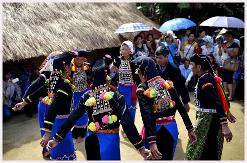 Ngoài sân, các đôi trai gái cùng nắm tay nhau hát múa chúc mừng hạnh phúc cô dâu, chú rể.