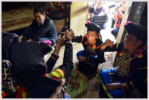 Sau khi hoàn tất các nghi lễ, người nhà cô dâu, chú rể và dân bản cùng chung vui, chúc mừng hạnh phúc đôi vợ chồng trẻ.