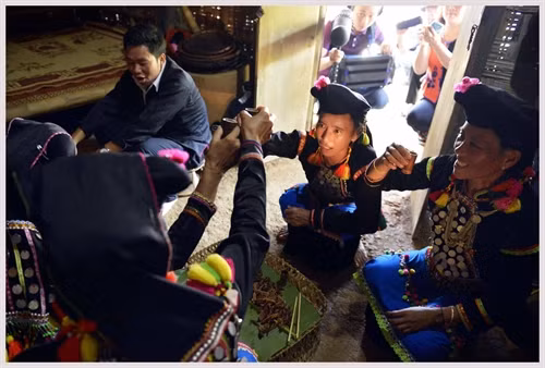 Sau khi hoàn tất các nghi lễ, người nhà cô dâu, chú rể và dân bản cùng chung vui, chúc mừng hạnh phúc đôi vợ chồng trẻ.