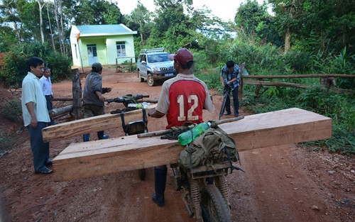 Xe chở gỗ lậu ngang nhiên qua Trạm quản lý bảo vệ rừng của Công ty TNHH Một thành viên Lâm nghiệp Đăk Glei (Ảnh chụp ngày 20/6/2016). Xe chở gỗ lậu ngang nhiên qua Trạm quản lý bảo vệ rừng của Công ty TNHH Một thành viên Lâm nghiệp Đăk Glei (Ảnh chụp ngày 20/6/2016).