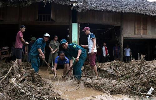 Người dân xã Nghĩa Đô, huyện Bảo Yên khắc phục hậu quả sau mưa lũ. Ảnh: Quốc Khánh – TTXVN Người dân xã Nghĩa Đô, huyện Bảo Yên khắc phục hậu quả sau mưa lũ. Ảnh: Quốc Khánh – TTXVN