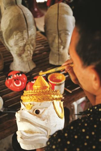 Nghệ nhân Kim Mạnh ở huyện Trà Cú (Trà Vinh) là người có thâm niên gần 30 năm trong nghề làm mão và mặt nạ