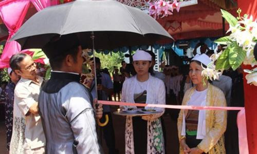 Người làm mối có vai trò không nhỏ trong hôn nhân người Mường. Người làm mối có vai trò không nhỏ trong hôn nhân người Mường.