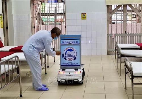 Robot Tâm An có thể tiếp xúc trực tiếp, phục vụ cho người bệnh. Ảnh: Mai Trang-TTXVN Robot Tâm An có thể tiếp xúc trực tiếp, phục vụ cho người bệnh. Ảnh: Mai Trang-TTXVN