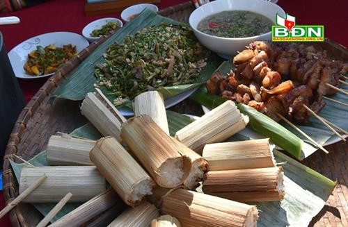 Món gỏi “Djam tang” trên mâm cơm truyền thống của người Ê đê Món gỏi “Djam tang” trên mâm cơm truyền thống của người Ê đê