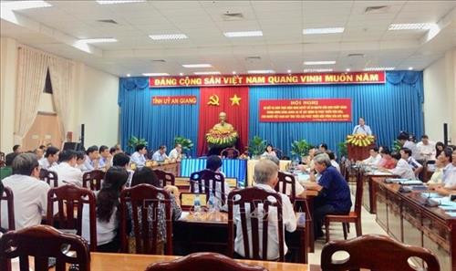 Ông Nguyễn Thanh Bình, Quyền Chủ tịch UBND tỉnh An Giang trao bằng khen cho các tập thể và cá nhân có thành xuất sắc trong công tác triển khai thực hiện Nghị quyết số 33. Ảnh: Thanh Sang -TTXVN Ông Nguyễn Thanh Bình, Quyền Chủ tịch UBND tỉnh An Giang trao bằng khen cho các tập thể và cá nhân có thành xuất sắc trong công tác triển khai thực hiện Nghị quyết số 33. Ảnh: Thanh Sang -TTXVN