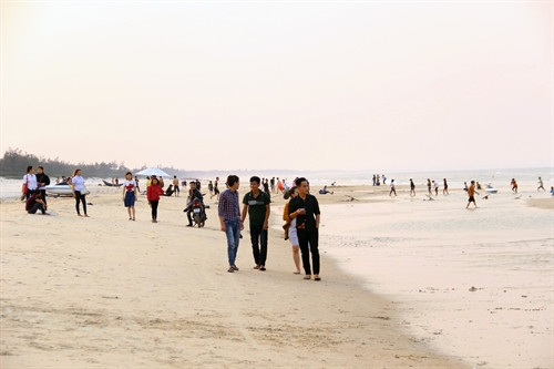 Bãi biển Cửa Việt đã có đông du khách đến vui chơi, tắm biển. Bãi biển Cửa Việt đã có đông du khách đến vui chơi, tắm biển.