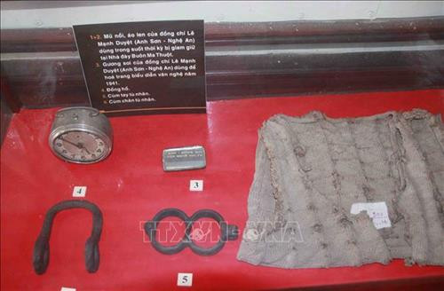 Các dụng cụ gắn liền với đời sống của các chiến sỹ cách mạng bị giam cầm ở nhà đày. Ảnh: Phạm Cường-TTXVN Các dụng cụ gắn liền với đời sống của các chiến sỹ cách mạng bị giam cầm ở nhà đày. Ảnh: Phạm Cường-TTXVN