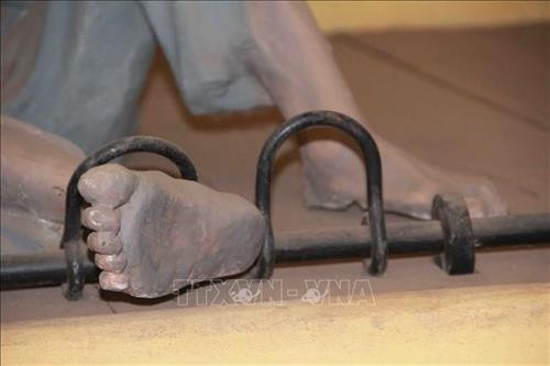 Còng chân tù nhân. Ảnh: Phạm Cường-TTXVN Còng chân tù nhân. Ảnh: Phạm Cường-TTXVN