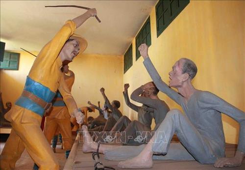 Lính khố xanh tra tấn những chiến sỹ tù cách mạng bị chúng bắt giam. Ảnh: Phạm Cường-TTXVN Lính khố xanh tra tấn những chiến sỹ tù cách mạng bị chúng bắt giam. Ảnh: Phạm Cường-TTXVN