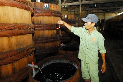 Sản xuất nước mắm truyền thống tại Công ty Cổ phần nước mắm Phan Thiết (PT FISACO). Sản xuất nước mắm truyền thống tại Công ty Cổ phần nước mắm Phan Thiết (PT FISACO).