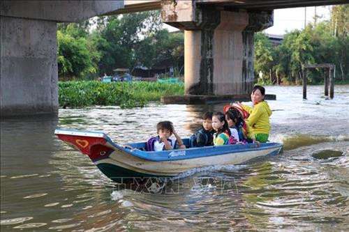 Một ngày hai buổi, các em học sinh Trường Tiểu học Vĩnh Đại (Tân Hưng) được cha mẹ đưa đón bằng xuồng trên quãng đường dài từ 6-8 km. Ảnh: Bùi Giang - TTXVN Một ngày hai buổi, các em học sinh Trường Tiểu học Vĩnh Đại (Tân Hưng) được cha mẹ đưa đón bằng xuồng trên quãng đường dài từ 6-8 km. Ảnh: Bùi Giang - TTXVN