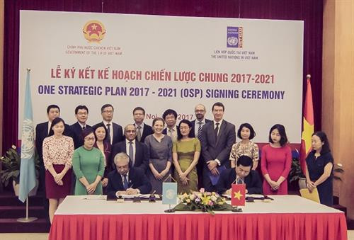 Bộ trưởng Bộ Kế hoạch và Đầu tư Nguyễn Chí Dũng và Điều phối viên thường trú Liên Hợp Quốc tại Việt Nam Kamal Malhotra đã ký Kế hoạch Chiến lược chung mới (OSP) cho giai đoạn từ năm 2017 đến năm 2021. Ảnh LHQ Bộ trưởng Bộ Kế hoạch và Đầu tư Nguyễn Chí Dũng và Điều phối viên thường trú Liên Hợp Quốc tại Việt Nam Kamal Malhotra đã ký Kế hoạch Chiến lược chung mới (OSP) cho giai đoạn từ năm 2017 đến năm 2021. Ảnh LHQ