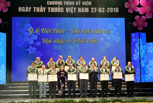 Chủ tịch nước Trương Tấn Sang và Bộ trưởng Bộ Y tế Nguyễn Thị Kim Tiến trao tặng Bằng khen của Bộ trưởng Bộ Y tế cho các tập thể đã có thành tích trong việc nâng cao chất lượng khám, chữa bệnh, đổi mới phong cách phục vụ và giảm tải bệnh viện. Chủ tịch nước Trương Tấn Sang và Bộ trưởng Bộ Y tế Nguyễn Thị Kim Tiến trao tặng Bằng khen của Bộ trưởng Bộ Y tế cho các tập thể đã có thành tích trong việc nâng cao chất lượng khám, chữa bệnh, đổi mới phong cách phục vụ và giảm tải bệnh viện.