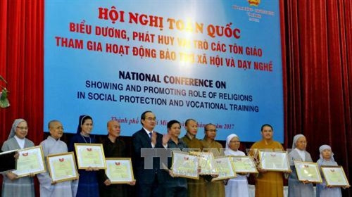 Đồng chí Nguyễn Thiện Nhân, Ủy viên Bộ Chính trị, Chủ tịch UBTƯ MTTQ Việt Nam trao tặng Bằng khen của UBTƯ MTTQ Việt Nam cho các cá nhân, tập thể có thành tích xuất sắc trong các hoạt động bảo trợ xã hội và dạy nghề nhiều năm qua. Ảnh: Thế Anh - TTXVN