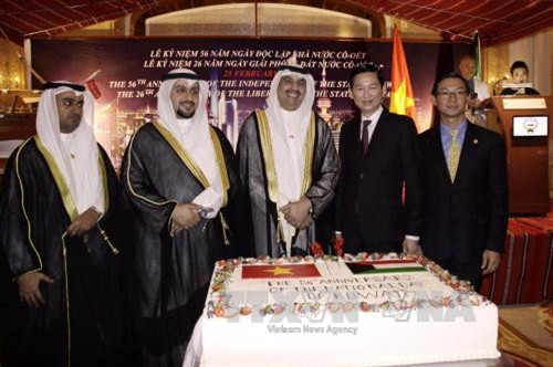 Phó Chủ tịch UBND Thành phố Hồ Chí Minh Trần Vĩnh Tuyến cùng đại diện Lãnh sự quán Kuwait chụp ảnh lưu niệm tại lễ kỷ niệm. Ảnh: Thế Anh - TTXVN