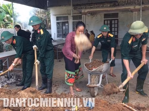 Cán bộ, chiến sĩ Đoàn Kinh tế - Quốc phòng 4 giúp đồng bào dân tộc ở xã Tri Lễ, huyện Quế Phong sửa chữa nhà ở và đường giao thông nông thôn. Ảnh: Trần Việt