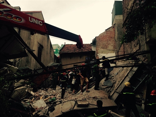 Ngôi nhà 4 tầng đã bị đổ sập hoàn toàn. Ảnh: Huy Hùng-TTXVN Ngôi nhà 4 tầng đã bị đổ sập hoàn toàn. Ảnh: Huy Hùng-TTXVN