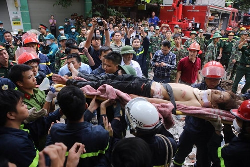 Lực lượng cứu hộ đưa người bị nạn ra khỏi đống đổ nát. Ảnh: Lê Minh Sơn-TTXVN Lực lượng cứu hộ đưa người bị nạn ra khỏi đống đổ nát. Ảnh: Lê Minh Sơn-TTXVN