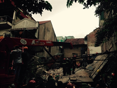 Lực lượng chức năng đang khẩn trương cứu hộ, cứu nạn người bị nạn còn mắc kẹt dưới đống đổ nát của ngôi nhà. Ảnh: Huy Hùng-TTXVN Lực lượng chức năng đang khẩn trương cứu hộ, cứu nạn người bị nạn còn mắc kẹt dưới đống đổ nát của ngôi nhà. Ảnh: Huy Hùng-TTXVN