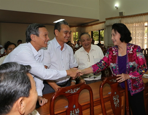 Chủ tịch Nguyễn Thị Kim Ngân với các cử tri. Ảnh: Trọng Đức - TTXVN