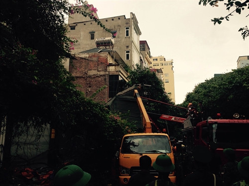 Các lực lượng chức năng đang khẩn trương cứu hộ. Ảnh: Lê Minh Sơn – TTXVN Các lực lượng chức năng đang khẩn trương cứu hộ. Ảnh: Lê Minh Sơn – TTXVN