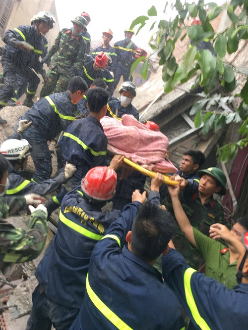 Đến 11 h 30 phú ngày 4/8,, lực lượng cứu hộ đã đưa được nạn nhân cuối cùng trong vụ sập nhà tại 43 Cửa Bắc, Ba Đình (Hà Nội) ra ngoài. Ảnh: Doãn Tấn - TTXVN Đến 11 h 30 phú ngày 4/8,, lực lượng cứu hộ đã đưa được nạn nhân cuối cùng trong vụ sập nhà tại 43 Cửa Bắc, Ba Đình (Hà Nội) ra ngoài. Ảnh: Doãn Tấn - TTXVN