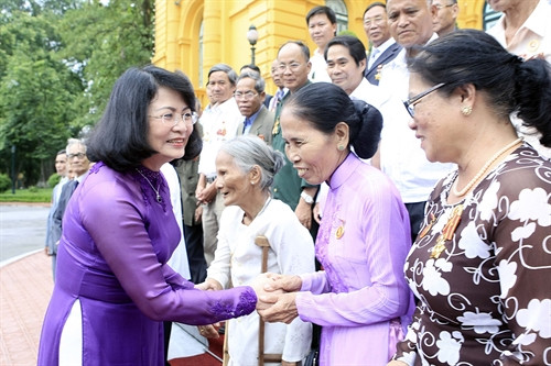 Phó Chủ tịch nước Đặng Thị Ngọc Thịnh với các đại biểu. Ảnh: Phạm Kiên – TTXVN