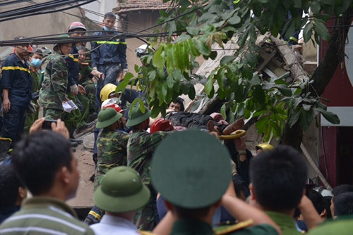 Đến 7 giờ sáng nay, lực lượng cứu hộ đã cứu được 2 người trong tổng số 5 người bị mặc kẹt trong ngôi nhà 4 tầng tại số 43 Cửa Bắc, Hà Nội bất ngờ đổ sập vào 3giờ 15 phút ngày 4/8/2016. Ảnh: TTXVN/phát Đến 7 giờ sáng nay, lực lượng cứu hộ đã cứu được 2 người trong tổng số 5 người bị mặc kẹt trong ngôi nhà 4 tầng tại số 43 Cửa Bắc, Hà Nội bất ngờ đổ sập vào 3giờ 15 phút ngày 4/8/2016. Ảnh: TTXVN/phát