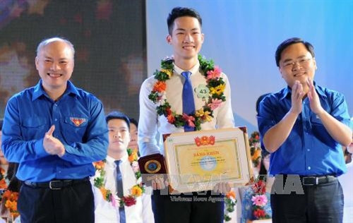 Trao giải thưởng “Sao Tháng giêng” năm 2016 cho các sinh viên tại buổi lễ. Ảnh: An Hiếu – TTXVN