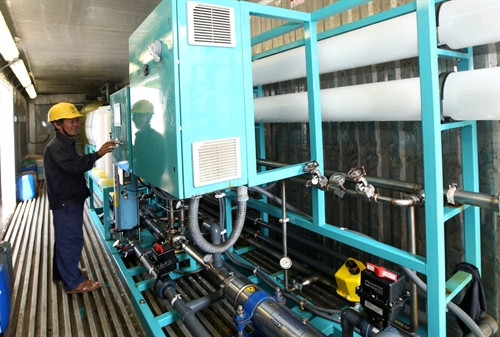 Công nhân Công ty Điện lực Quảng Ngãi vận hành cấp điện cho hệ thống chuyển đổi nước biển thành nước ngọt trên đảo Bé. Công nhân Công ty Điện lực Quảng Ngãi vận hành cấp điện cho hệ thống chuyển đổi nước biển thành nước ngọt trên đảo Bé.