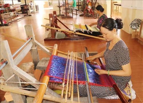 Dệt truyền thống tại Hợp tác xã dịch vụ, sản xuất, kinh doanh dệt thổ cẩm Chăm Mỹ Nghiệp. Ảnh: Nguyễn Thành - TTXVN