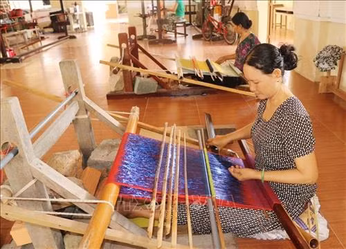 Dệt truyền thống tại Hợp tác xã dịch vụ, sản xuất, kinh doanh dệt thổ cẩm Chăm Mỹ Nghiệp. Ảnh: Nguyễn Thành - TTXVN