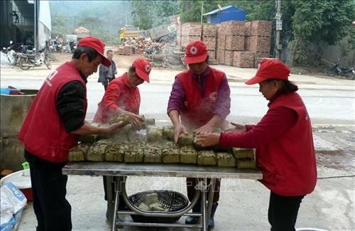 Bánh chưng sau khi luộc chín được xếp cẩn thận để chuẩn bị mang đi trao tặng cho hộ nghèo. Ảnh: Quang Đán - TTXVN Bánh chưng sau khi luộc chín được xếp cẩn thận để chuẩn bị mang đi trao tặng cho hộ nghèo. Ảnh: Quang Đán - TTXVN