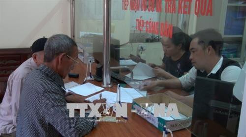 Người dân làm thủ tục bảo hiểm tại Bảo hiểm xã hội huyện Thuận Châu (Sơn La). Ảnh: Nguyễn Chiến – TTXVN Người dân làm thủ tục bảo hiểm tại Bảo hiểm xã hội huyện Thuận Châu (Sơn La). Ảnh: Nguyễn Chiến – TTXVN