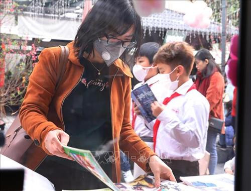 Người dân sử dụng khẩu trang khi đến Phố Sách, chiều 31/1/2020. Ảnh: Lâm Khánh - TTXVN Người dân sử dụng khẩu trang khi đến Phố Sách, chiều 31/1/2020. Ảnh: Lâm Khánh - TTXVN