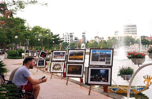 Du khách nước ngoài nghỉ chân trên phố đi bộ Trịnh Công Sơn. Ảnh: Thanh Hoa- TTXVN