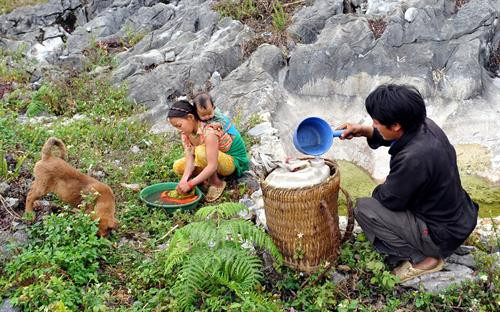 Cuộc sống thường nhất của người dân Cao nguyên đá Đồng Văn. Ảnh: Thanh Hà Chợ Đồng Văn, nơi giao lưu trao đổi hàng hóa. Ảnh: Thanh Hà Cuộc sống thường nhất của người dân Cao nguyên đá Đồng Văn. Ảnh: Thanh Hà Cột cờ Lũng Cú trên cao nguyên Đồng Văn. Ảnh: Thanh Hà Người dân Cao nguyên đá chắt chiu những giọt nước quý giá cho cuộc sống . Ảnh: Thanh Hà Cảnh đẹp của cánh đồng hoa Tam giác mạch nở rộ hai bên đường trên đường dẫn vào huyện Lũng Cú, nơi có địa danh du lịch nổi tiếng quốc gia Cột cờ Lũng Cú. Ảnh: Trọng Đạt Trẻ em vùng cao biên giới Cao nguyên đá Đồng Văn hàng ngày đến trường qua nhiều vách đá treo neo. Ảnh: Thanh Hà
