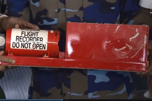 Các lực lượng tìm kiếm, cứu nạn đã trục vớt được cả 02 hộp đen của máy bay CASA-212, số hiệu 8983. Ảnh: Hồng Pha-TTXVN phát