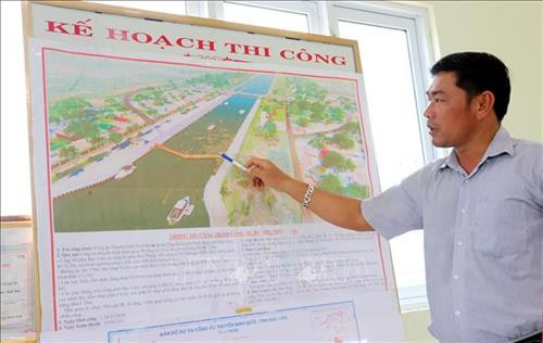 Cán bộ điều hành Công trình cống Âu Thuyền Ninh Quới giới thiệu vận hành của cống. Ảnh: Trung Hiếu-TTXVN Cán bộ điều hành Công trình cống Âu Thuyền Ninh Quới giới thiệu vận hành của cống. Ảnh: Trung Hiếu-TTXVN