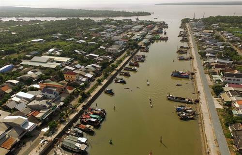 Cảng cá Định An thuộc thị trấn Định An, huyện Trà Cú, tỉnh Trà Vinh, đây là đầu mối thu mua, trung chuyển thuỷ hải sản lớn nhất của khu vực ven biển tỉnh Trà Vinh.