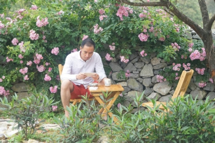 Nhà sàn này vốn là nhà văn hóa của bà con dân tộc thiểu số tại Mèo Vạc nên vào các ngày lễ, các hoạt động văn hóa vẫn diễn ra tại đây. Nhà sàn với tầng 1 là nơi ăn uống, trưng bày các sản vật của dân tộc Lô Lô và tầng hai là điểm ngủ nghỉ được chia cách bằng các rèm vải vừa lịch sự vừa kín đáo. Đằng trước là sân rất rộng. Sau khu nhà là bếp ăn và khu vệ sinh. Căn nhà sau khi sửa thêm nhiều bàn ghế và các vật dụng cần thiết. Tầng 1 trưng bày hai chiếc trống đồng cổ của dân tộc Lô Lô Bạn có thể ngồi uống cà phê ngắm cảnh trước hiên nhà. Hay thư giãn trong không gian thơm hương hoa hồng trên bờ rào đá lãng mạn. Các vị khách đến đây rất thích dùng cà phê ngoài sân và những buổi tiệc nướng BBQ ngắm trăng thanh. Bạn chỉ phải trả khoảng 100 nghìn đồng cho một chỗ ngủ, tắm giặt vệ sinh trong một ngày đêm. Tất cả đệm gối đều được làm đúng với hoa văn họa tiết của người Lô Lô. Từ Mèo Vạc sang Đồng Văn hay đi Lũng Phìn đều tiện đường Căn phòng nhỏ ngay tầng một. Nhà sàn này vốn là nhà văn hóa của bà con dân tộc thiểu số tại Mèo Vạc nên vào các ngày lễ, các hoạt động văn hóa vẫn diễn ra tại đây. Nhà sàn với tầng 1 là nơi ăn uống, trưng bày các sản vật của dân tộc Lô Lô và tầng hai là điểm ngủ nghỉ được chia cách bằng các rèm vải vừa lịch sự vừa kín đáo. Đằng trước là sân rất rộng. Sau khu nhà là bếp ăn và khu vệ sinh. Căn nhà sau khi sửa thêm nhiều bàn ghế và các vật dụng cần thiết. Tầng 1 trưng bày hai chiếc trống đồng cổ của dân tộc Lô Lô Bạn có thể ngồi uống cà phê ngắm cảnh trước hiên nhà. Hay thư giãn trong không gian thơm hương hoa hồng trên bờ rào đá lãng mạn. Các vị khách đến đây rất thích dùng cà phê ngoài sân và những buổi tiệc nướng BBQ ngắm trăng thanh. Bạn chỉ phải trả khoảng 100 nghìn đồng cho một chỗ ngủ, tắm giặt vệ sinh trong một ngày đêm. Tất cả đệm gối đều được làm đúng với hoa văn họa tiết của người Lô Lô. Từ Mèo Vạc sang Đồng Văn hay đi Lũng Phìn đều tiện đường Căn phòng nhỏ ngay tầng một.