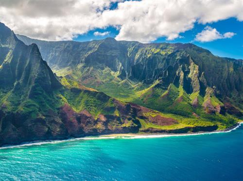 Giữa những vách đá đầy màu sắc và làn nước xanh trong xanh, biển Na Pali của Hawaii chắc chắn sẽ làm mọi người phải ngạc nhiên với khung cảnh choáng ngợp nhìn ra thung lũng Kalalau và 1.220 mét. Giữa những vách đá đầy màu sắc và làn nước xanh trong xanh, biển Na Pali của Hawaii chắc chắn sẽ làm mọi người phải ngạc nhiên với khung cảnh choáng ngợp nhìn ra thung lũng Kalalau và 1.220 mét.