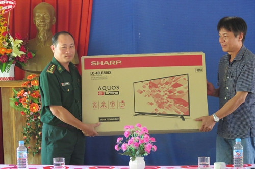 Tuổi trẻ TTXVN về nguồn, thăm - tặng quà các đơn vị kết nghĩa nhân Ngày Biên phòng toàn dân ảnh 2