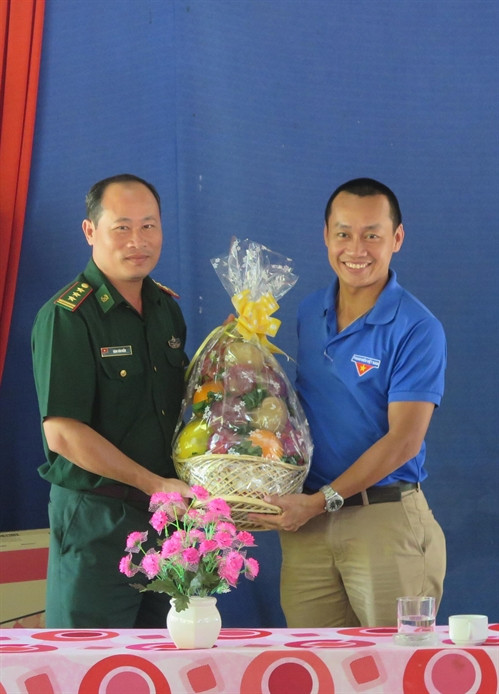 Thăm hỏi, tặng quà cán bộ, chiến sĩ đồn biên phòng Tân Bình